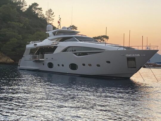 Ferretti Custom Line 100